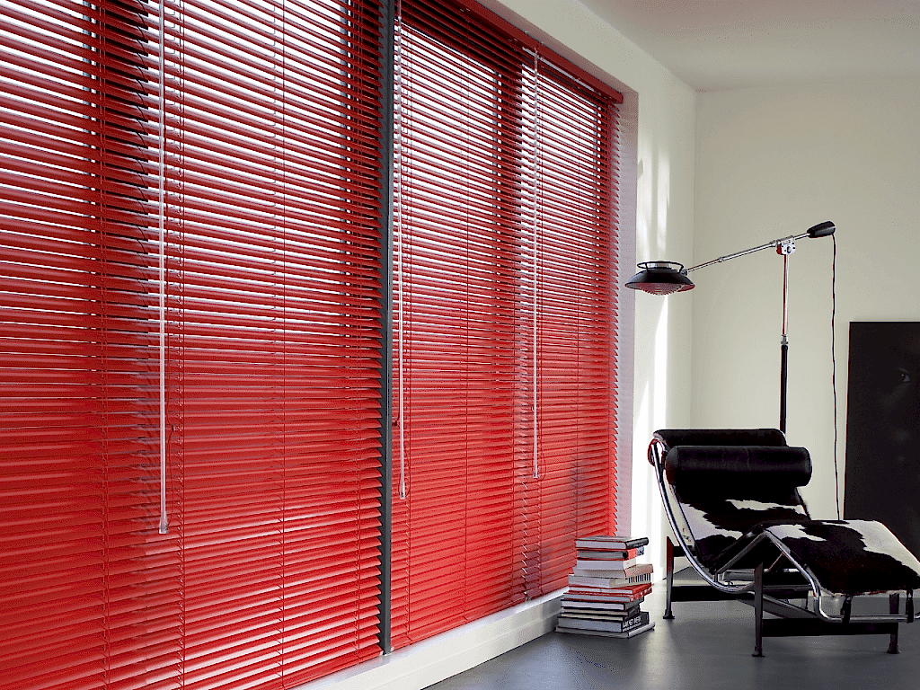 Persiana-en-aluminio-roja-sala-1024x768