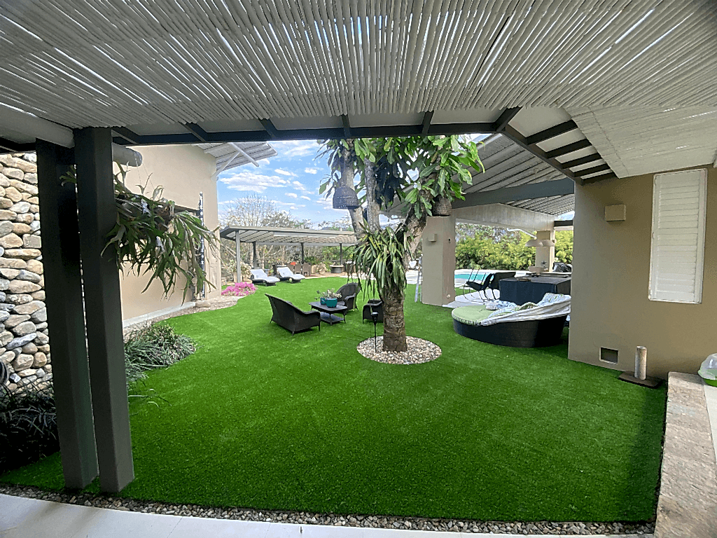 Pasto sintetico para patios y jardines